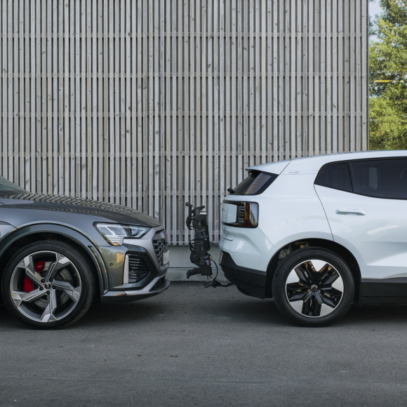 Thule OUTPACE bike carrier for 2 bikes on tow bar