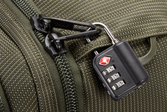 Thule Crossover 2 convertible carry on forest night green, 41L. Thule Crossover 2 convertible carry on forest night green, 41L.